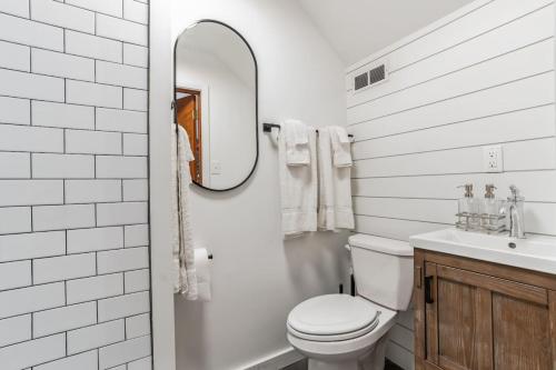 y baño con aseo, lavabo y espejo. en Historic Thornton Studio Retreat, 