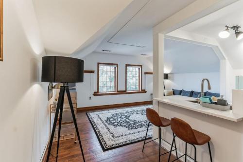 a kitchen with a counter and two chairs in a room at Thornton Studio with Kitchenette in Thornton