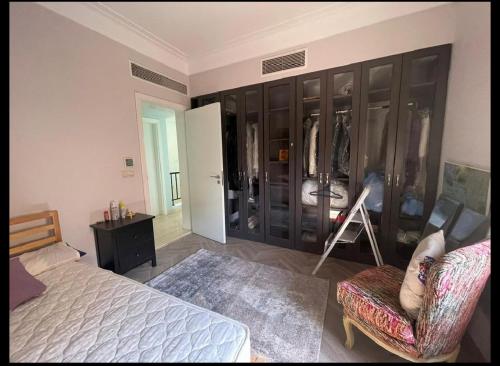 1 dormitorio con cama, silla y armario en shebin en Shibīn al Kawm
