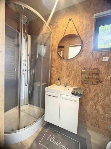 une salle de bain avec douche et lavabo dans l'établissement Vue Mer Cabane chic dans l'Olivier, Piscine, à Nice