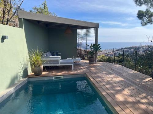 - une petite piscine sur une terrasse en bois à côté d'une maison dans l'établissement Vue Mer Cabane chic dans l'Olivier, Piscine, à Nice