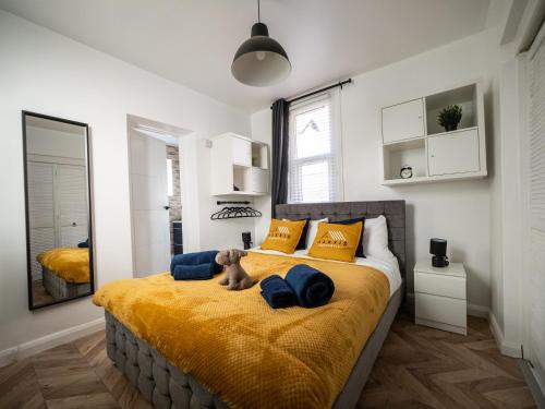un dormitorio con una cama con un osito de peluche sentado en ella en Seaside Retreat: Luxury 1-bed, Free Parking, en Portsmouth