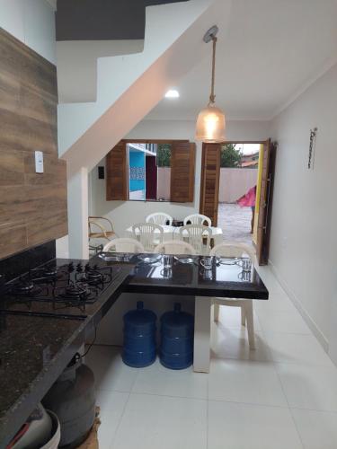 uma cozinha com um fogão e uma bancada em Casa na Praia com Super Piscina, em Condomínio Fechado. em São José de Ribamar
