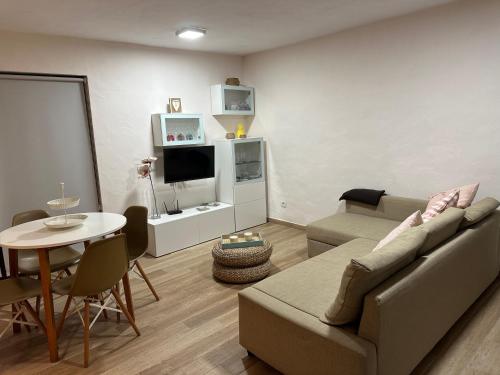 ロス・ジャノス・デ・アリダネにあるMi Rinconcitoのソファとテーブルのあるリビングルーム