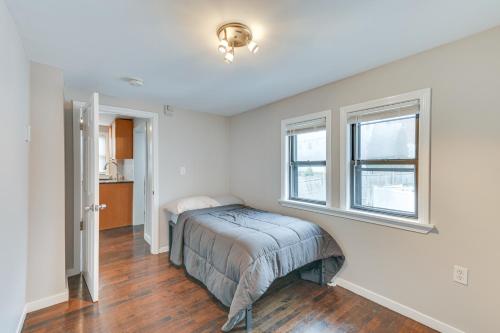 モールデンにあるPet-Friendly Malden Apartment 7 Mi to Boston!のベッド2台と窓のある寝室