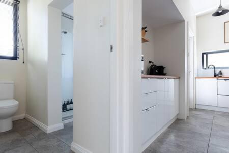 un bagno bianco con un water e un lavandino di Funky Heritage Home in the City Center a Launceston