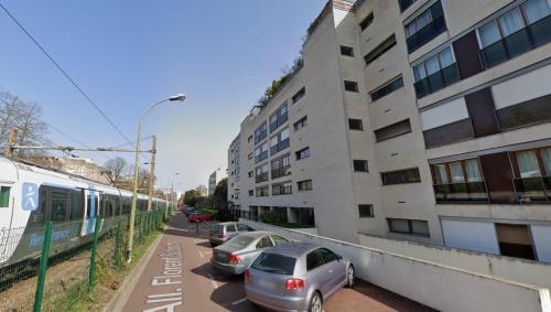 une rue avec des voitures garées à côté d'un bâtiment et d'un train dans l'établissement Pret à usage & Commodat studette Résidence Schmit- 30 nuitées minimum - Salarié mobilité ou étudiant stagiaire, à Saint-Cloud