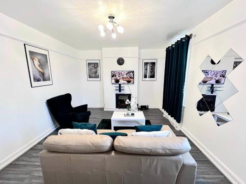 een woonkamer met 2 banken en een tafel bij Stunning 1-Bedroom House in Crystal Palace London in Londen