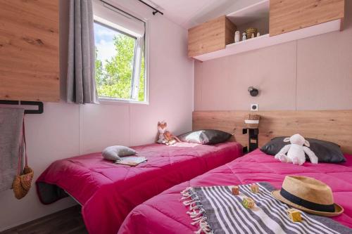 Tempat tidur dalam kamar di Plage à 200m Piscine Camping 4 eeic0a