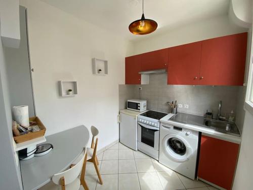 eine Küche mit einer Spüle und einer Waschmaschine in der Unterkunft studio BORDEAUX CHARTRONS 2 in Bordeaux