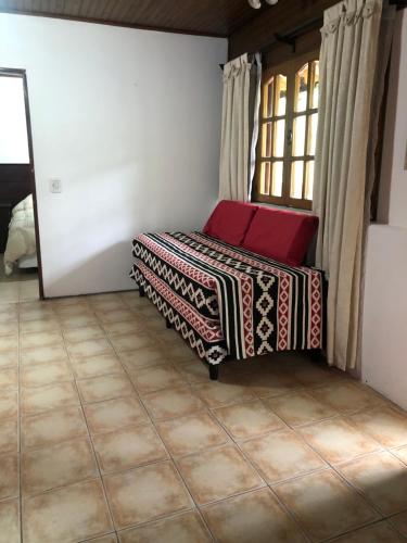 ein Schlafzimmer mit einem Bett mit einer Decke darauf in der Unterkunft Departamento de Gonza in Mendoza