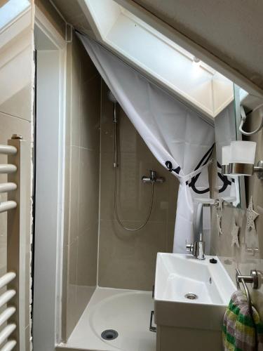 een badkamer met wastafel en douche bij Central Ferienwohnung in Bad Saulgau