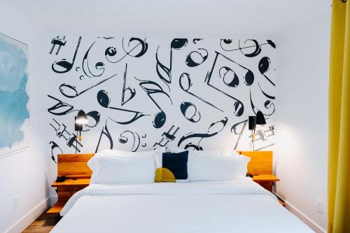 een slaapkamer met een bed met muzieknoten aan de muur bij The Vinyl at Music Row - 1 Bedroom Apartment in Nashville