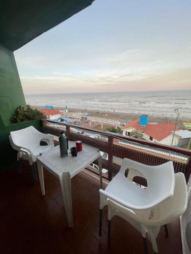 balcón con mesa, sillas y vistas al océano en Semipiso Frente al Mar en San Bernardo
