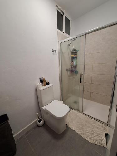 Phòng tắm tại habitacion con baño compartido en casa con familia
