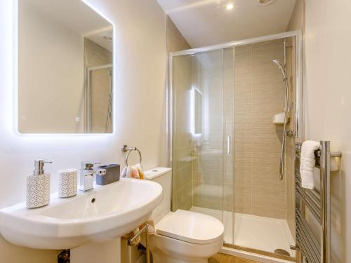 uma casa de banho com um lavatório, um WC e um chuveiro em 3 Bed in Alcester 88396 em Coughton