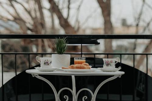 uma mesa com duas chávenas e um prato de comida em B&B Imperial House in Pompei em Scafati