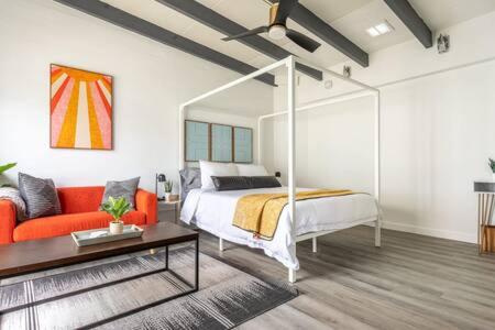 sypialnia z łóżkiem i pomarańczową kanapą w obiekcie Stylish Hermosa Pier Getaway plus Free Parking w mieście Hermosa Beach