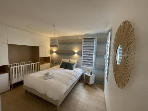- une chambre avec un grand lit et un miroir dans l'établissement Le Yucca Spa -Campagne-Jacuzzi- 8p - Rêve au Mans, 