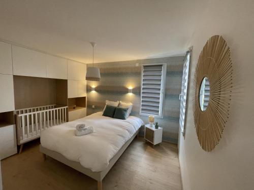 a bedroom with a large bed and a mirror at Le Yucca Spa -Campagne-Jacuzzi- 8p - Rêve au Mans in La Grenouillère