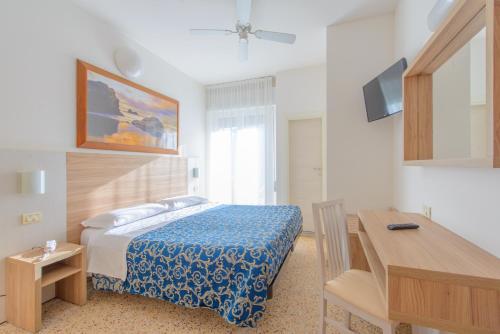 um quarto com uma cama, uma mesa e uma secretária em Hotel San Marino em Riccione