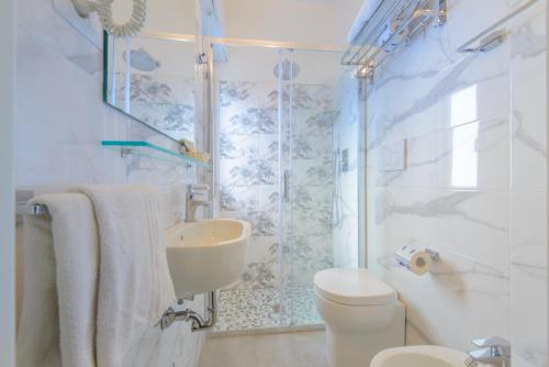 里喬內的住宿－聖馬力諾酒店，带淋浴、卫生间和盥洗盆的浴室