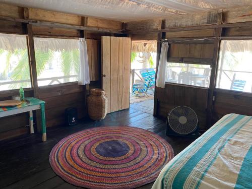 een kamer met een groot tapijt op de vloer van een huis bij Cabañas Casa de Agua in Boca del cielo