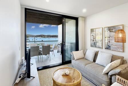 Uma área de estar em 2-Bed with a BBQ and Stunning Batemans Bay Views