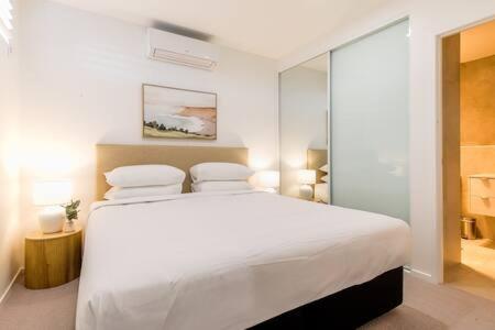 Cama ou camas em um quarto em 2-Bed with a BBQ and Stunning Batemans Bay Views