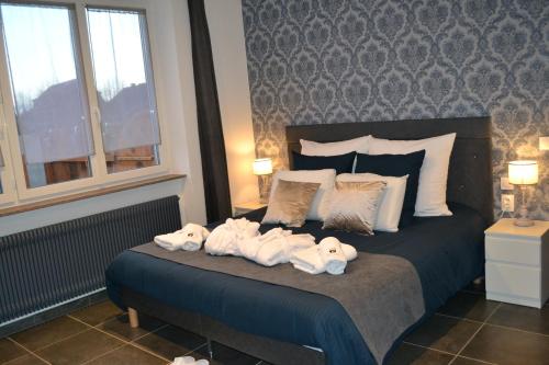 sypialnia z łóżkiem z ręcznikami w obiekcie Domaine des Trois Sorciers w mieście Bouxwiller