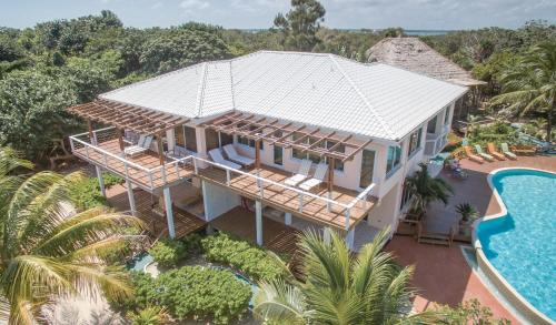 Bazén v ubytování Laru Beya Resort nebo v jeho okolí