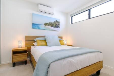 een slaapkamer met een groot bed en een raam bij Stunning 1-Bed Bayside Apartment with Superb Views in Batemans Bay