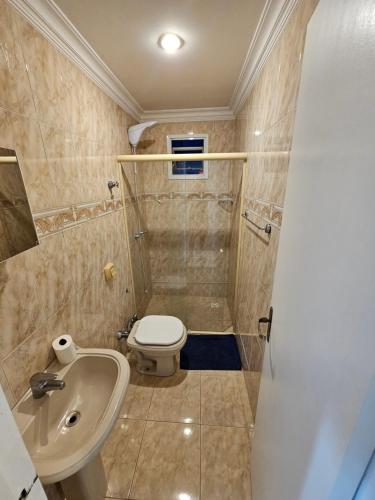 a bathroom with a toilet and a sink at DP101 - AP Gigante, 2 Suítes, 2 Quartos, Diferenciado, 250m2, Próximo a Praia Central in Balneário Camboriú