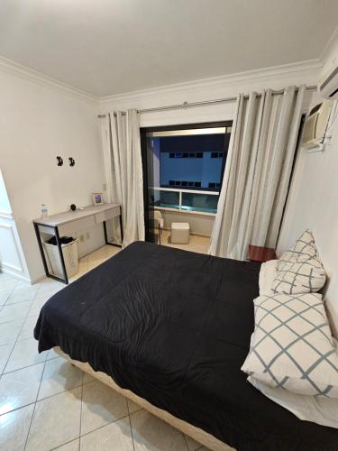 a bedroom with a black bed and a window at DP101 - AP Gigante, 2 Suítes, 2 Quartos, Diferenciado, 250m2, Próximo a Praia Central in Balneário Camboriú