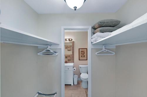 Cette chambre dispose de toilettes et de lits superposés. dans l'établissement Ocean Walk E-5, à Île de Saint-Simon