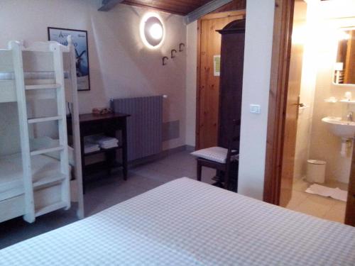 エントラックエにあるLocanda del Sorrisoのベッドルーム1室(ベッド1台付)、バスルーム(シンク付)