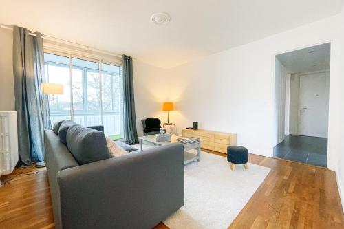 un salon avec un canapé et une table dans l'établissement #GI Watercolours of Clémenceau In front of park Paul Mistral, à Grenoble