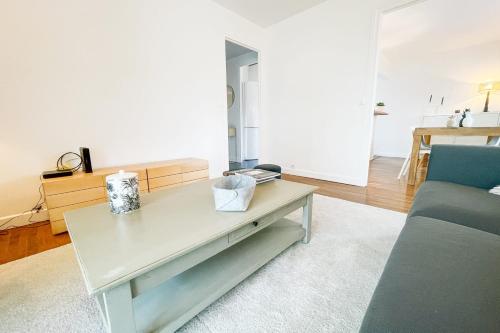 un salon avec un canapé et une table basse dans l'établissement #GI Watercolours of Clémenceau In front of park Paul Mistral, à Grenoble