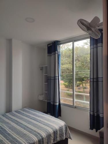 1 dormitorio con cama y ventana en 201-Cómodo y moderno apartamento de 2 habitaciones en la mejor zona céntrica de ibagué, en Ibagué