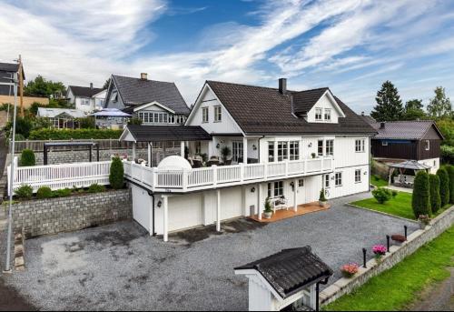 una vista aérea de una gran casa blanca en God søvn en Lillestrøm