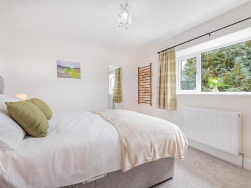 - une chambre blanche avec un lit et une fenêtre dans l'établissement 4 Bed in Penrith SZ606, à Plumpton Wall