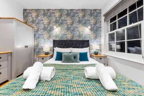Krevet ili kreveti u jedinici u okviru objekta Modern One Bed Apartment - Sleeps 3 - Near Heathrow, Windsor Castle, Thorpe Park - Staines London TW18