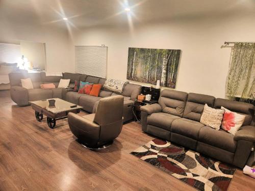 sala de estar con sofá y mesa en Executive Santa Monica Suites, en Los Ángeles