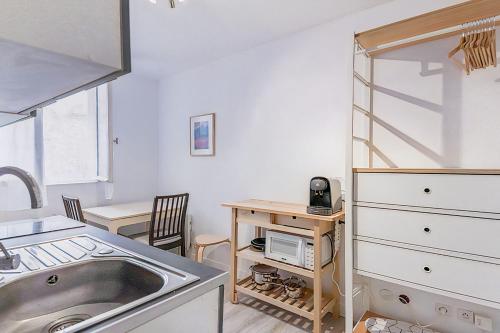 une cuisine avec un évier et un plan de travail dans l'établissement Petit Nid Douillet in the Old Port, à Marseille