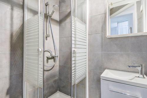 une salle de bain avec douche et lavabo dans l'établissement Petit Nid Douillet in the Old Port, à Marseille