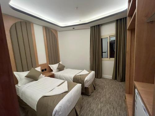 Un pat sau paturi într-o cameră la فندق سما المقام