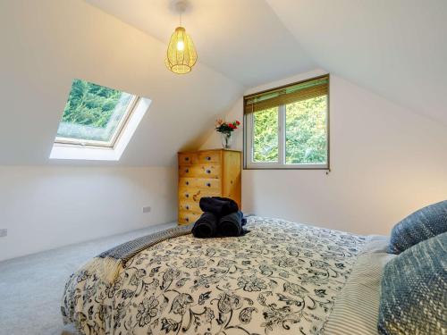 1 dormitorio con 1 cama y 2 ventanas en 3 Bed in Portreath 89492 en Camborne