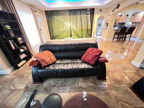 un divano in pelle nera con due cuscini in soggiorno di Executive Style Home next to Light Rail-Hospitals ad Aurora