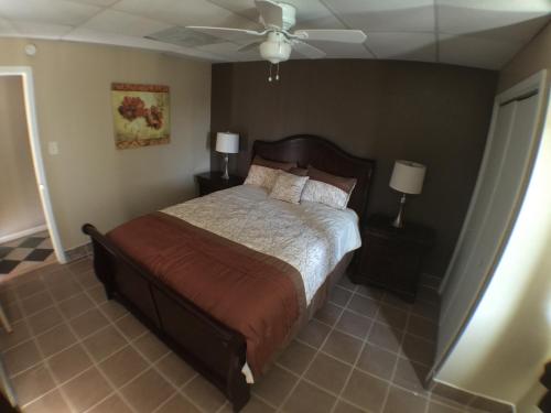 a bedroom with a bed and a ceiling fan at Austin Motor Inn in Austin