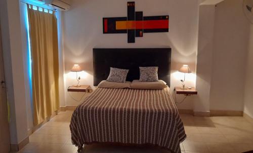 een slaapkamer met een groot bed met 2 lampen bij Río de Chocolate in Santa María